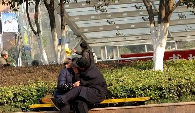 公园内“老头乐”供职狂妄激发博乐体育社会闭心！(图4)