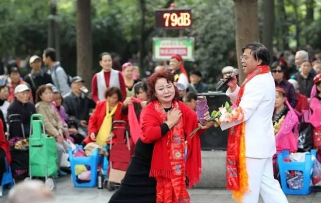 公园内“老头乐”供职狂妄激发博乐体育社会闭心！(图1)