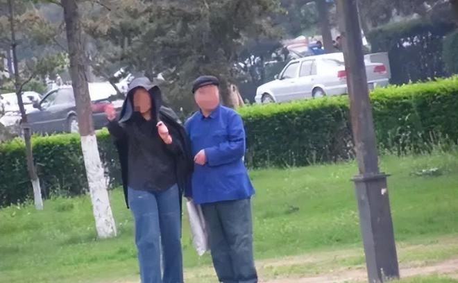 公园内“老头乐”供职狂妄激发博乐体育社会闭心！(图2)