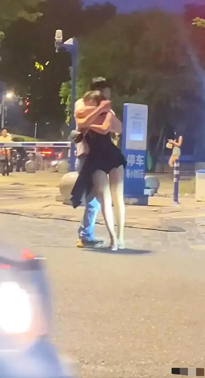 暴力大姐！陌头扇耳光事务激励社会闭切白长腿女子狂扇须眉。(图2)