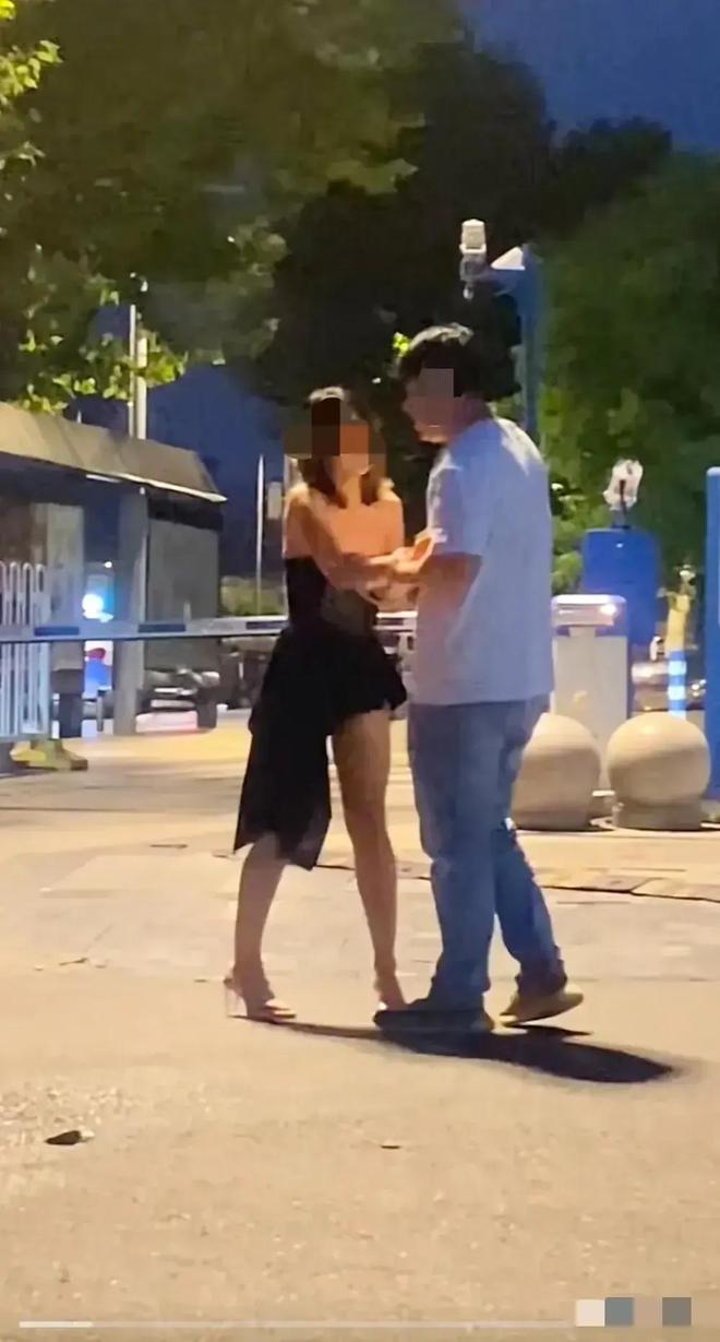 暴力大姐！陌头扇耳光事务激励社会闭切白长腿女子狂扇须眉。(图3)