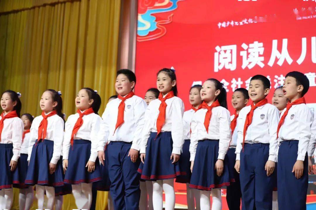 博乐体育：中邦儿艺会公益广告扮靓首都公交站牌创议全社会体贴儿童阅读(图1)