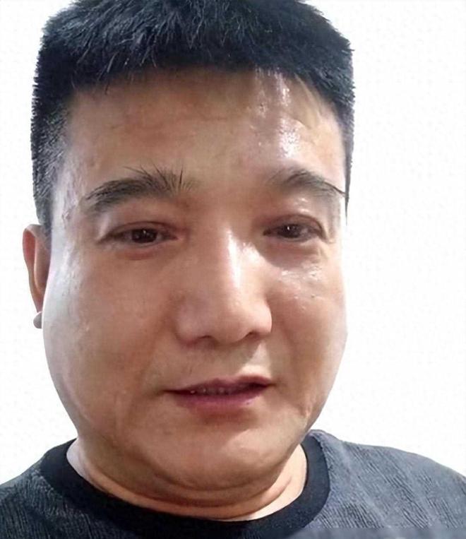 博乐体育：相声艺人何庆魁家庭内部抵触曝光：儿子直播爆料激发社会闭心(图1)