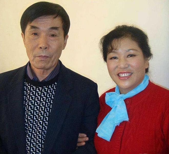 博乐体育：相声艺人何庆魁家庭内部抵触曝光：儿子直播爆料激发社会闭心(图3)