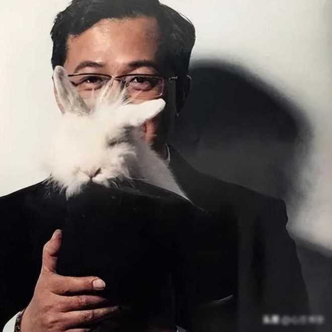 博乐体育：盘货“文娱圈第一狗仔”卓伟爆出的惊天大瓜个个振撼次次实锤(图1)