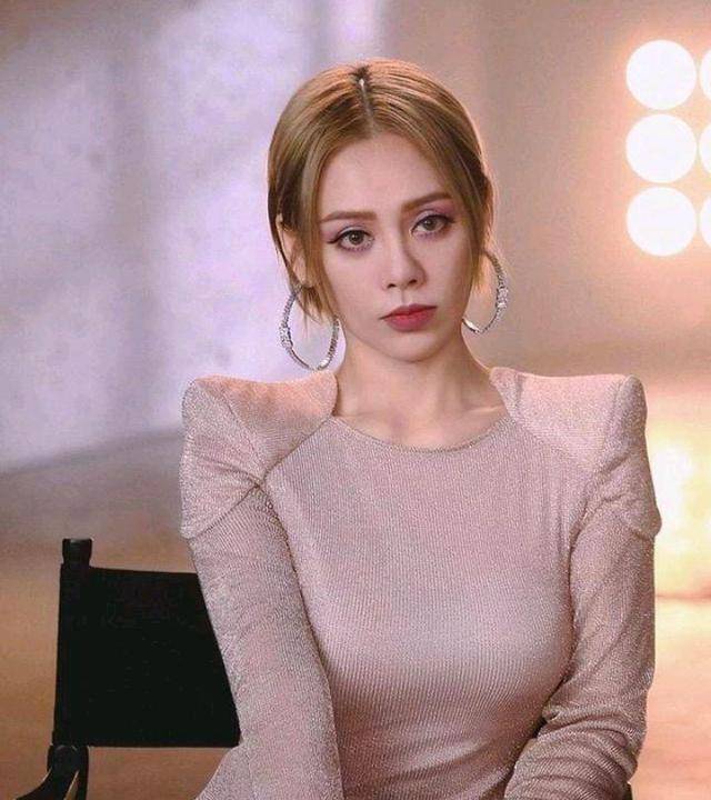 博乐体育：文娱圈最敢穿的这几位女明星身体曼妙冰肌玉骨太让人迷恋了(图21)